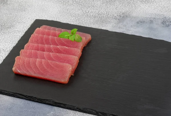 Čerstvý Syrový Tuňákový Steak Bazalkou Černém Venkovském Pozadí Kopírovat Prostor — Stock fotografie