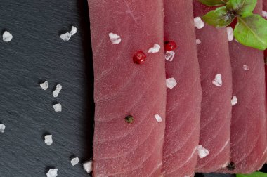 Fesleğenli taze ton balığı bifteği. Siyah kırsal arka planda. Boşluğu kopyala