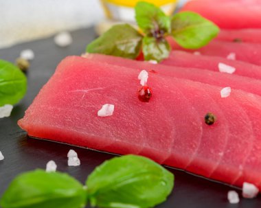 Fesleğenli taze ton balığı bifteği. Siyah kırsal arka planda. Boşluğu kopyala