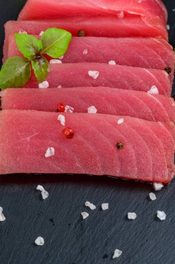 Fesleğenli taze ton balığı bifteği. Siyah kırsal arka planda. Boşluğu kopyala