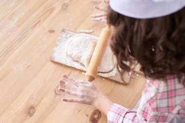 Test hazırlanması. Ahşap masa. Beyaz un. Küçük eller.