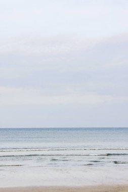 Mavi deniz. Güzel manzara. Açık gökyüzü.