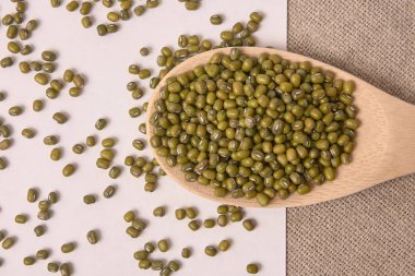 Yeşil fasulye. Tahta kaşık. Beyaz arka plan. Sağlıklı beslenme.