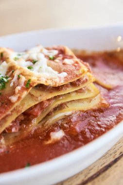 Lazanya. Kırmızı sos. Lezzetli yemek. Arka plan bulanık.