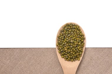 Yeşil fasulye. Tahta kaşık. Beyaz arka plan. Sağlıklı gıda.