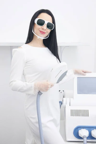 Lány Kozmetikushoz Modern Berendezések Fehér Köpenyt Világos Háttér — Stock Fotó