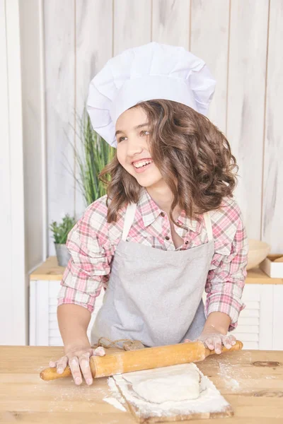 Chica Cocina Proceso Cocción Bollos Pequeño Cocinero Tapa Blanca — Foto de Stock