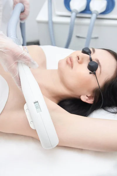 Procedura Medyczna Usuwanie Włosów Pod Pachami Depilacja Laserowa Jasne Skóry — Zdjęcie stockowe