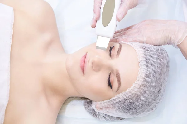 Ultraljuds Rengöring Ansiktet Ung Flicka Modern Utrustning Kosmetiska Förfarande — Stockfoto