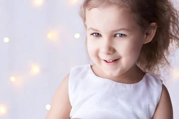 Młoda Dziewczyna Uśmiechający Się Bakeh Tło Złoto — Zdjęcie stockowe