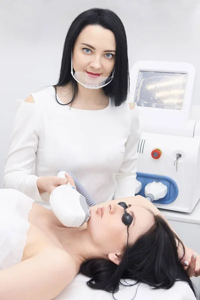 Chicas Jóvenes Depilación Láser Procedimiento Cosmético Equipamiento Moderno — Foto de Stock