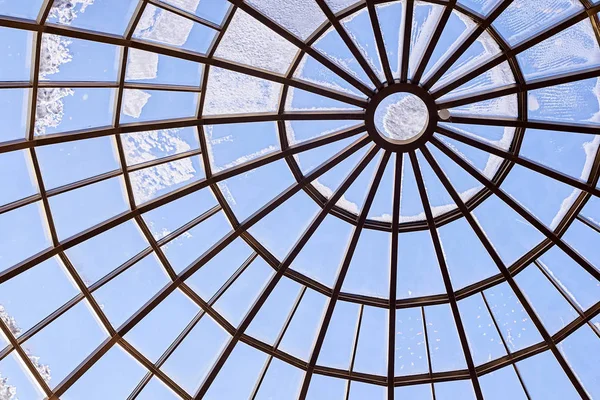 Yuvarlak cam çatı. Modern mimari. Mavi renk.