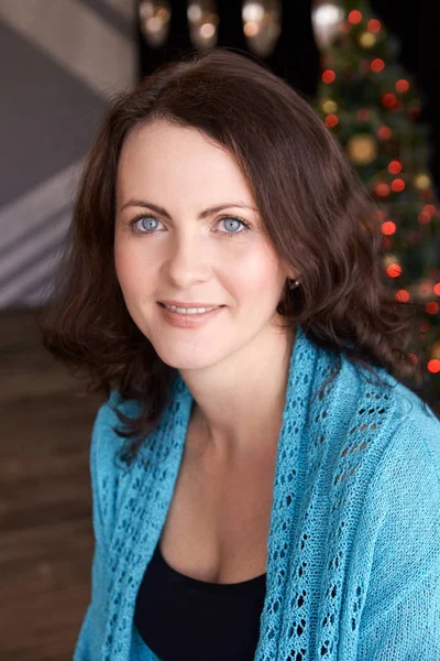 Güzel kız. Mavi ceket. Noel ağacı.