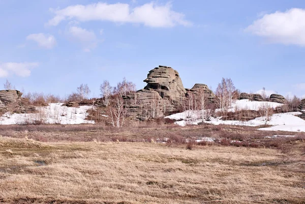 Grandes Piedras Nieve Blanca Árboles Secos — Foto de Stock