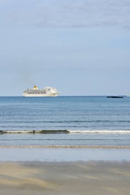 Mavi deniz. Küçük dalgalar. Açık gökyüzü.