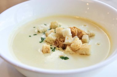 Lezzetli peynir çorbası. Küçük kraker. Beyaz yemekleri.