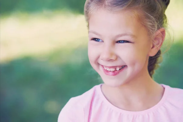 Retrato Una Chica Feliz Niña Sonríe —  Fotos de Stock