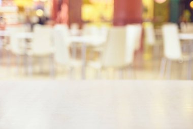 Arka plan bulanık. Yemek bölümünde. Beyaz sandalye.