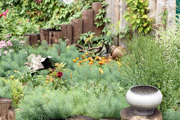 Yeşil çim. Dökme demir kazan. Köyde dinlenme.