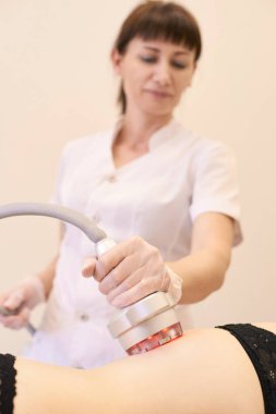 Vücut kavitasyon tedavisi. Ultrason bakım yağ azaltma için. Güzellik salonunda ultrasonik masaj terapisi. Anti Selülit.