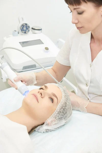 Tratamento Dermatológico Clínica Cosmetologia Mulher Médico Procedimento Cutâneo — Fotografia de Stock