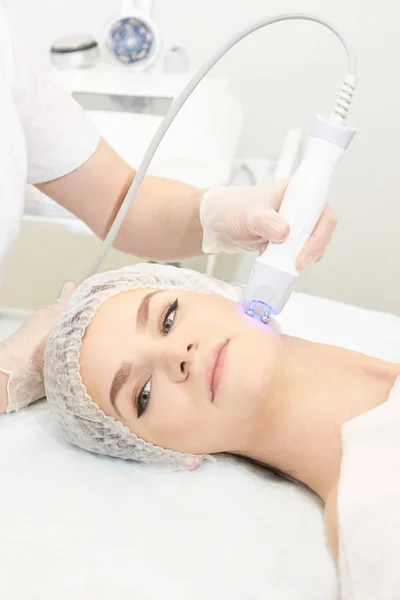 Tratamiento Dermatológico Clínica Cosmetología Mujer Médico Procedimiento Cutáneo — Foto de Stock