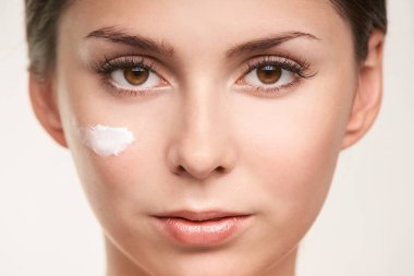 SPF faktör kozmetik krem yüz. UV güzel kız yüz bakımı.