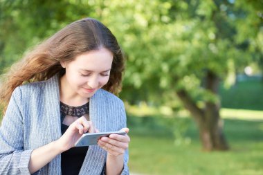 Asya kişi dışında harita tarama arıyorum. esmer kız okuma. Gençlik Bayan.