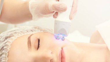 Kozmetik ışık ekipmanları. Anti yaş ve kırışıklık. Microcurrent tedavi tıp. Güzellik kadını. Sincare Kliniği. estetik peeling.