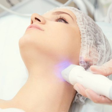 Kozmetik ışık ekipmanları. Anti yaş ve kırışıklık. Microcurrent tedavi tıp. Güzellik kadını. Sincare Kliniği. estetik peeling.