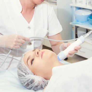 Kozmetik ışık ekipmanları. Anti yaş ve kırışıklık. Microcurrent tedavi tıp. Güzellik kadını. Sincare Kliniği. estetik peeling.