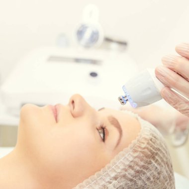 Kozmetik ışık ekipmanları. Anti yaş ve kırışıklık. Microcurrent tedavi tıp. Güzellik kadını. Sincare Kliniği. estetik peeling.