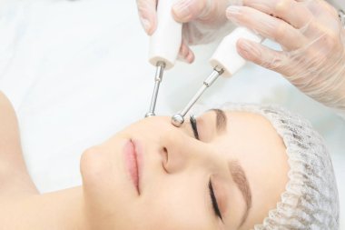 Kozmetik ışık ekipmanları. Anti yaş ve kırışıklık. Microcurrent tedavi tıp. Güzellik kadını. Sincare Kliniği. estetik peeling.