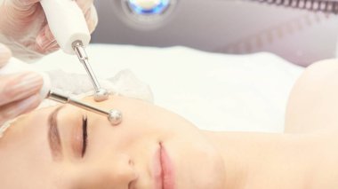 Kozmetik ışık ekipmanları. Anti yaş ve kırışıklık. Microcurrent tedavi tıp. Güzellik kadını. Sincare Kliniği. estetik peeling.