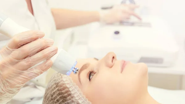 Equipo Ligero Cosmetología Antiedad Arrugas Tratamiento Medicamentoso Microactual Mujer Bella — Foto de Stock