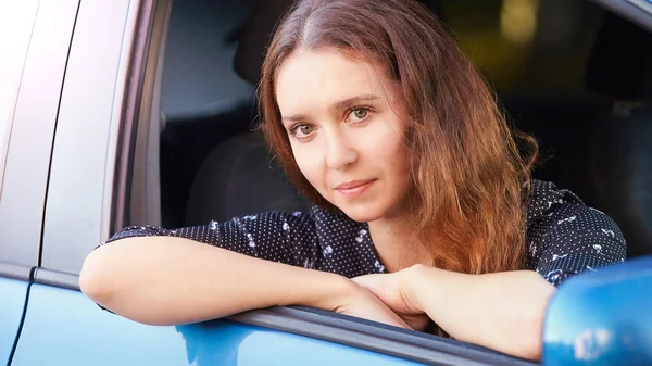 Junges Schönes Hübsches Mädchen Das Kreditwagen Sitzt Businessfrau Autohandel — Stockfoto