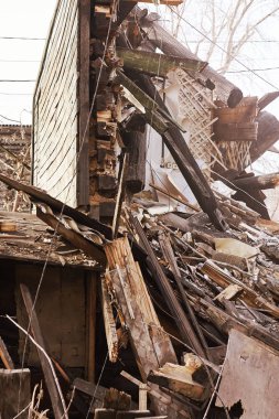 Şehirde tarak kullanarak Montaj cihazları-Kırıcı evi. Yeniden oluşturma işlemi. Donanım kaldırma.