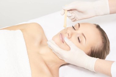 Şeker epilasyon kadın vücudundan. Balmumu epilasyon spa yordamı. Yordam Şevval özçelik güzellik kadın. Bıyık.