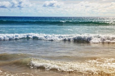 Güzel dalgalar. Mavi deniz. Güneşli gün.