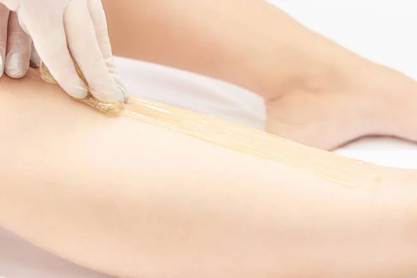 Wachsendes Frauenbein Zucker Haarentfernung Laserservice Epilation Salon Wachs Kosmetikerin Verfahren — Stockfoto