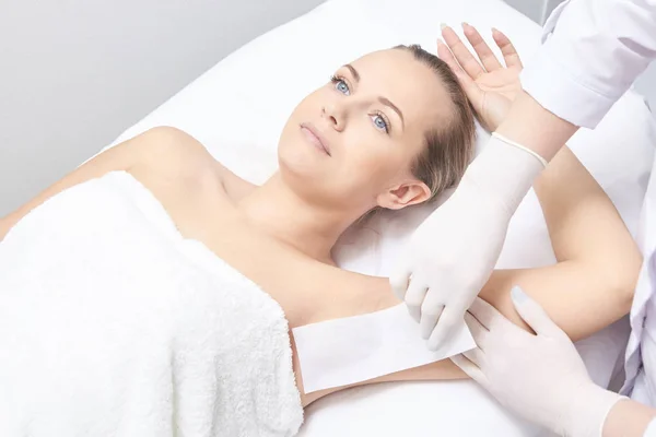 Wachsendes Frauenbein Zucker Haarentfernung Laserservice Epilation Salon Wachs Kosmetikerin Verfahren — Stockfoto
