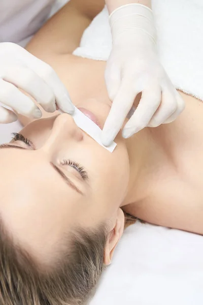 Wachsendes Frauenbein Zucker Haarentfernung Laserservice Epilation Salon Wachs Kosmetikerin Verfahren — Stockfoto