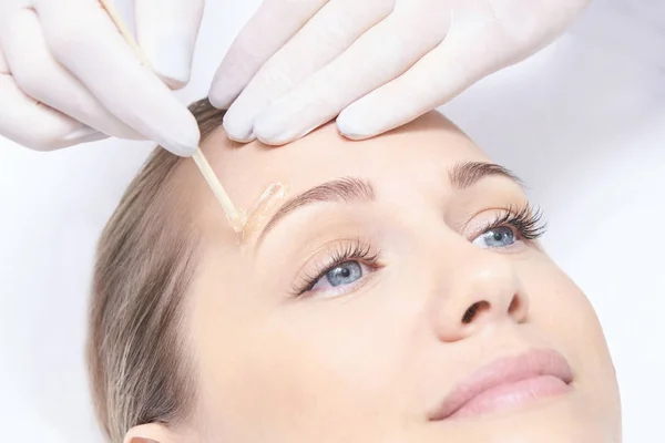 Wachsender Frauenkörper Zucker Haarentfernung Laserservice Epilation Salon Wachs Kosmetikerin Verfahren — Stockfoto
