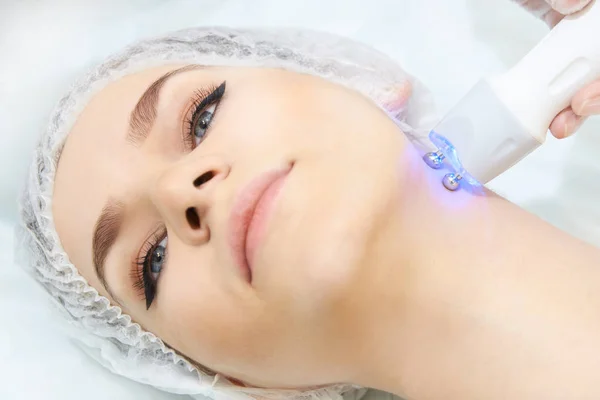 Mikroaktuelle Gesichtsdermatologie Verfahren Modell Ästhetische Radiofrequenzbehandlung Mikrostrom Kosmetologie Massage — Stockfoto