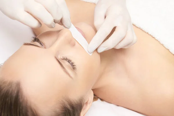 Şeker epilasyon kadın vücudundan. Balmumu epilasyon spa yordamı. Yordam Şevval özçelik güzellik kadın. Bıyık.