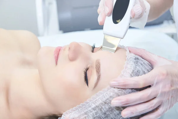 Ultrasone Reiniging Van Het Gezicht Moderne Apparatuur Cosmetische Procedure Jong — Stockfoto