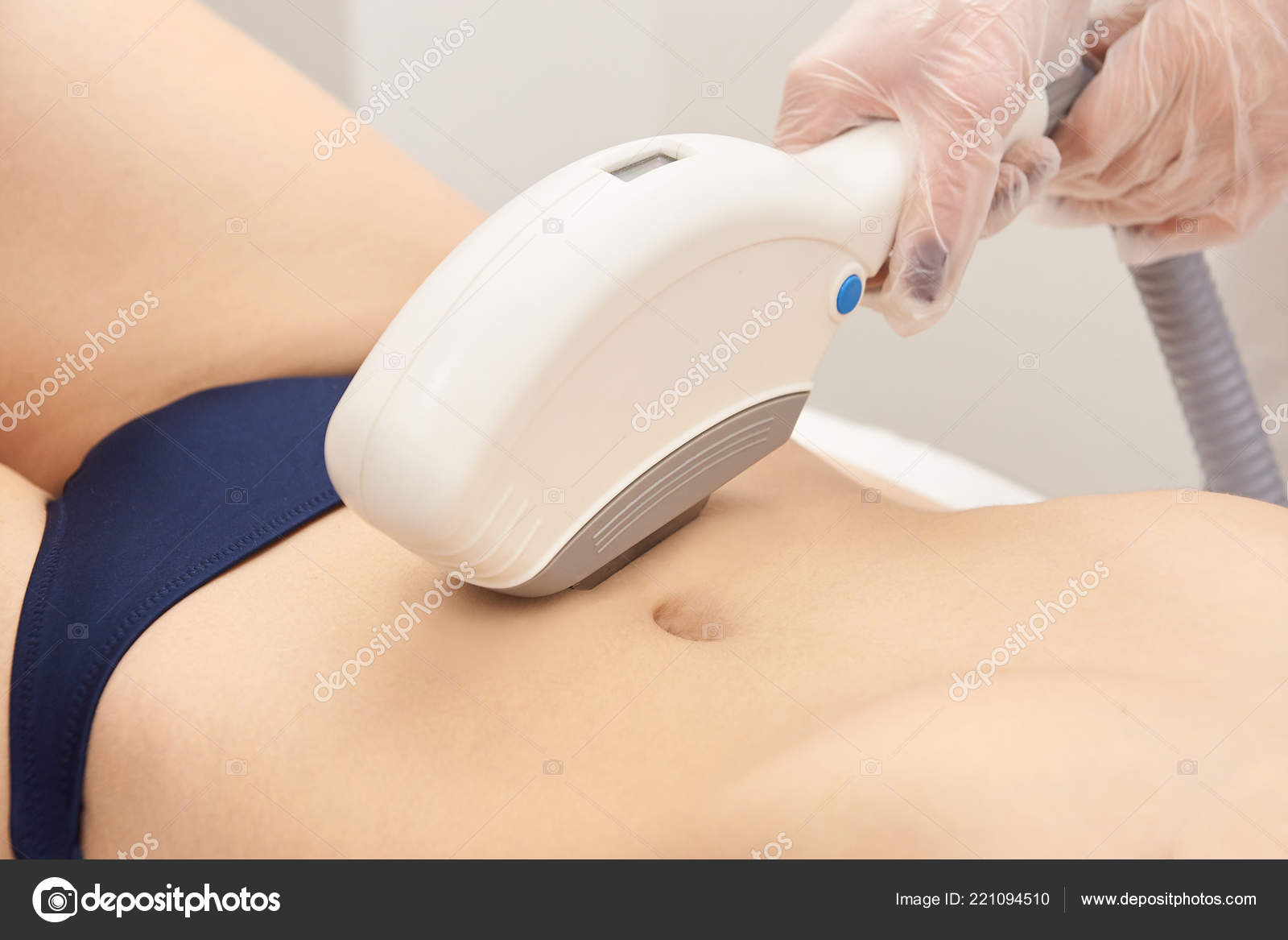 Haar Laser Verwijdering Service Ipl Cosmetologie Apparaat Professionele Apparatuur Vrouw Stockfoto C Elenavolf