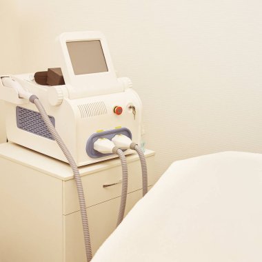 Sağlık Güzellik Lazer cosmeology yordam. Salonunda genç kadın. Profesyonel doktor. Kadın Cilt Bakımı teknolojisi. Epilasyon.