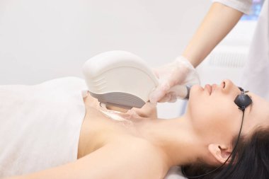 Sağlık Güzellik Lazer cosmeology yordam. Salonunda genç kadın. Profesyonel doktor. Kadın Cilt Bakımı teknolojisi. Epilasyon.