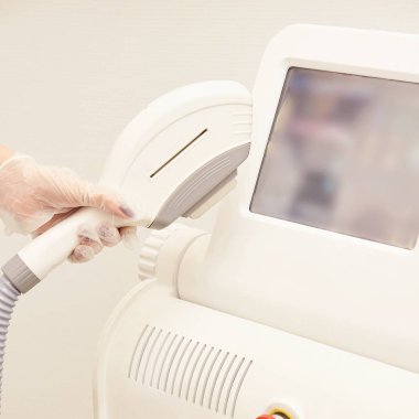 Sağlık Güzellik Lazer cosmeology yordam. Salonunda genç kadın. Profesyonel doktor. Kadın Cilt Bakımı teknolojisi. Epilasyon.